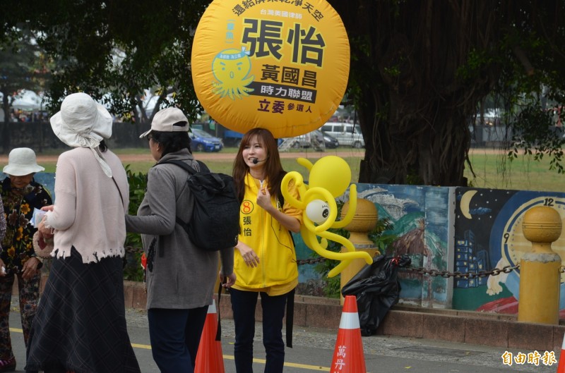 律師張怡去年參選屏東立委時，將「章魚」當成競選吉祥物。（記者李立法攝）