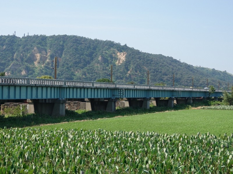 全台唯一鐡公路共構橋  舊大安溪橋浴火重生