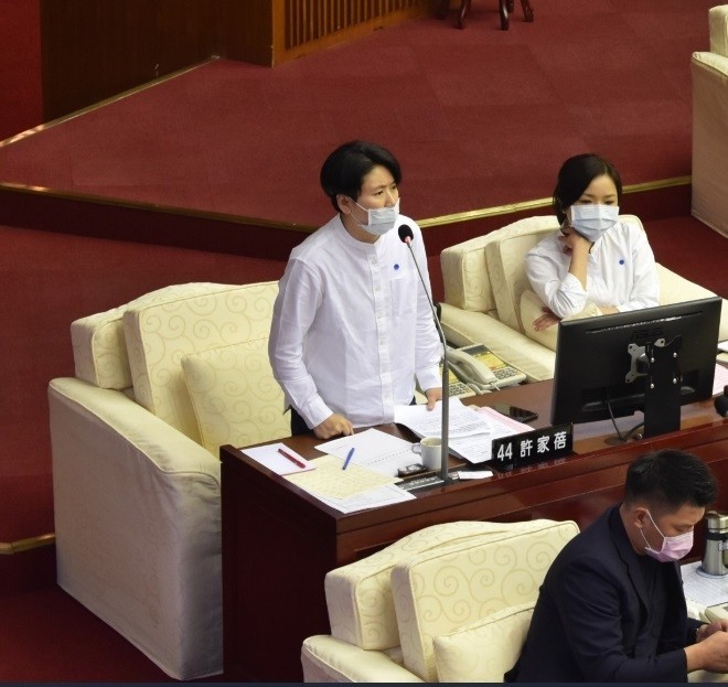 台北市議員許家蓓發現校園智慧販賣機廠商月入數十萬卻僅需繳百元回饋金，質疑比例不合理。（議員許家蓓提供）