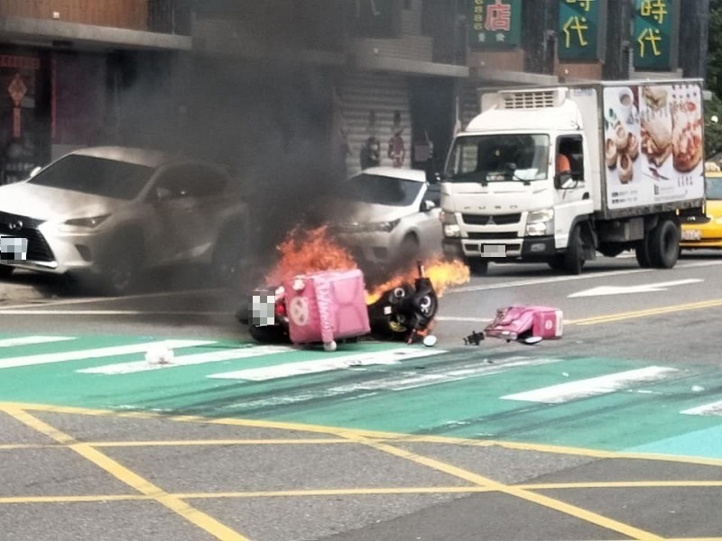 王姓外送員的機車倒地後起火燃燒。（取材自網路）