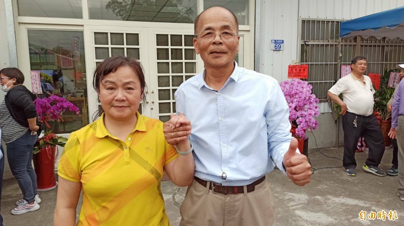 花蓮縣壽豐鄉長補選今天投票，前鄉長曾淑懿（左）夫婿劉耀宗（右）當選。（記者王錦義攝）