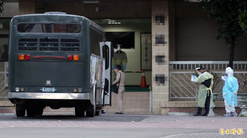 檢疫人員全副防疫裝備，協助海軍官兵入住檢疫所。（記者洪定宏攝）