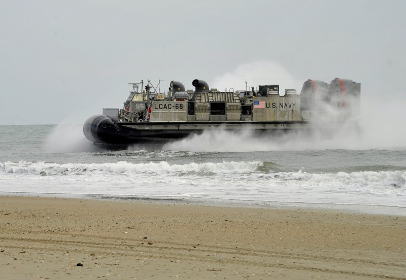 美國海軍簽下15艘新型氣墊登陸艇（LCAC 100級）合約，藉此，海軍陸戰隊遠征部隊、陸軍旅級戰鬥部隊或類似規模的聯合部隊，將強化進出海灘的必要能力。（歐新社）