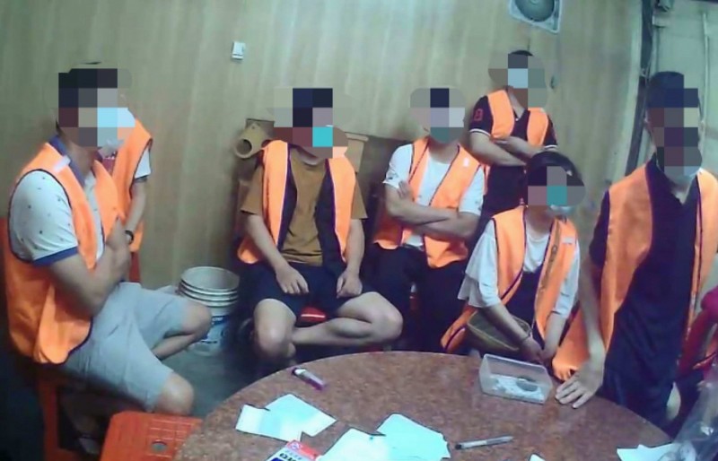 鹿港警方破獲一個職業賭場，15名賭客原都沒戴口罩，警方趕緊每人發送1個配戴。（記者湯世名翻攝）