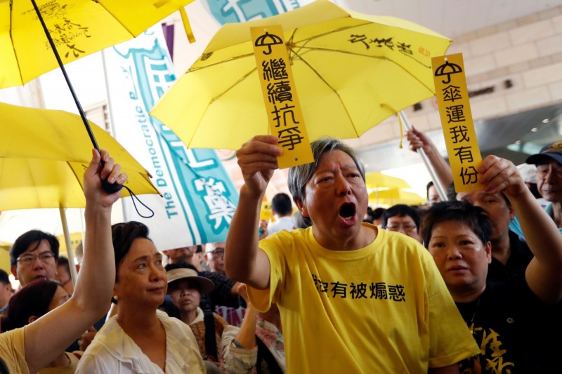 針對港警拘捕4名核心成員，香港支聯會今（19）日發出聲明譴責港府政治打壓，並稱港警可能會持續打壓「六四」遊行和集會，但絕不會因此退縮。圖為支聯會主席李卓人（右2）。（路透檔案照）