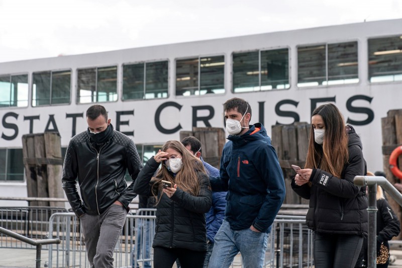 紐約市宣布若市民看到有人沒遵守社交距離，當下可立即舉報。紐約街頭民眾示意圖。（路透）