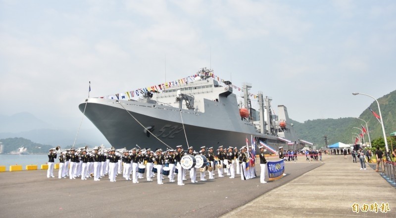 海軍敦睦艦隊爆發武漢肺炎群聚感染疫情，目前已有24名官兵確診，地方政府陸續公布其行動範圍，24人的足跡各別分布在9個縣市多個場所。圖為去年敦睦遠航出發前盛況。（資料照）