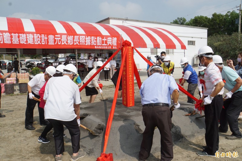 經過9次流標，元長鄉老人活動中心終於動土了。（記者詹士弘攝）