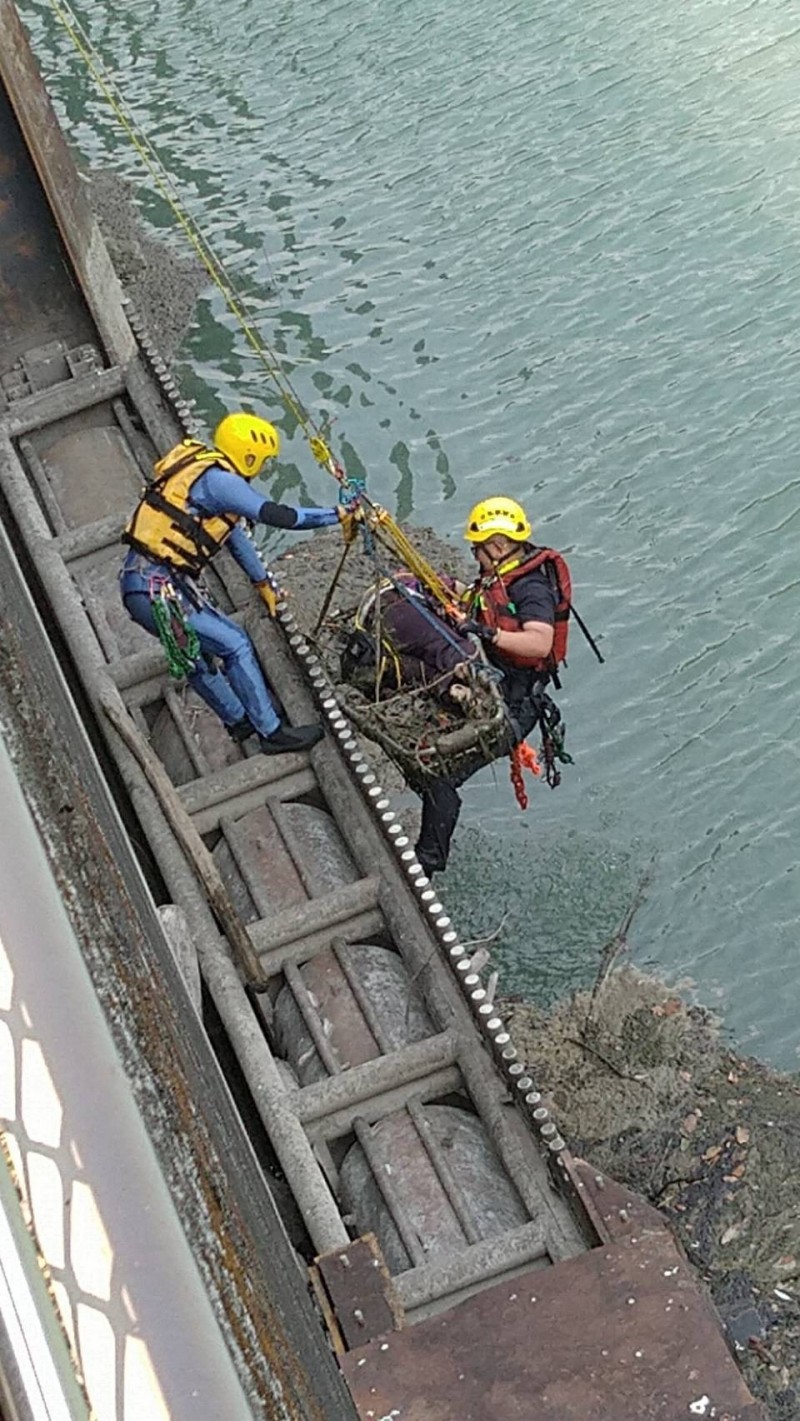 消防人員將老婦遺體吊掛上岸。（記者歐素美翻攝）