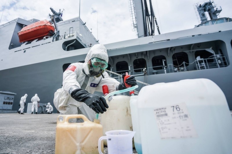 磐石軍艦爆出武漢肺炎群聚感染，國軍化學兵進行消毒工作。（軍聞社）