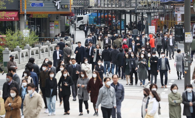 韓國中央防疫對策本部今天表示，今年冬天可能再次迎來一次武漢肺炎大流行。圖為首爾街頭。（歐新社）