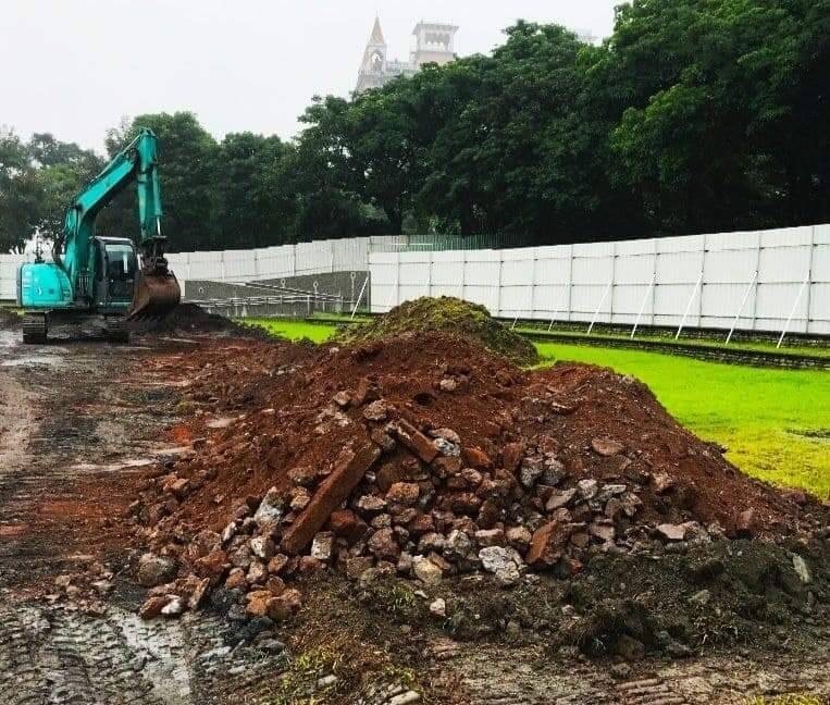 羅東運動公園田徑場內，被縣議員陳鴻禧發現有建築廢料疑似回填進場內。（記者張議晨翻攝）