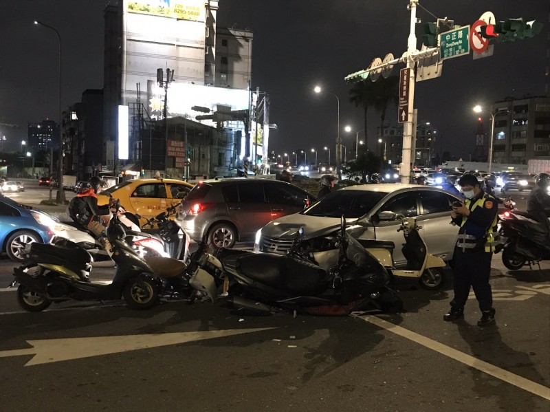 梁男酒駕，今晚在台北市承德路、中正路口衝撞機車。（記者鄭景議翻攝）