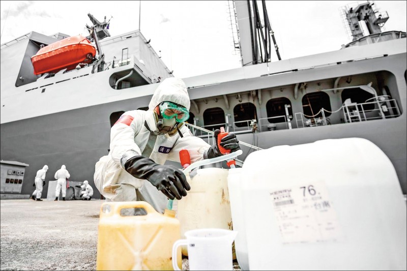 海軍磐石艦已有二十四人確診武漢肺炎，，國防部昨坦言，船艦航行中有五人曾發燒、七十人看診；圖為國軍化學兵針對磐石艦進行消毒工作。（軍聞社）