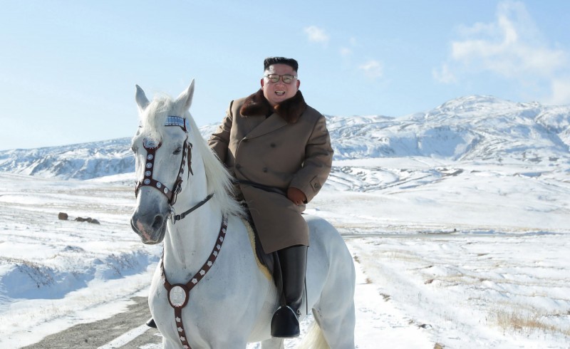 金正恩騎白馬登上白頭山。（法新社資料照）