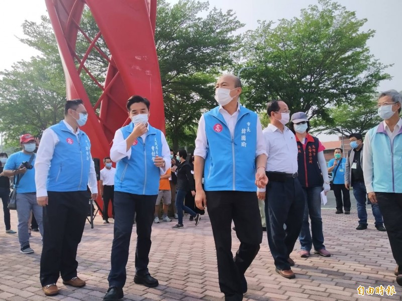 韓國瑜（中）說高雄有「兩個敵人」。（記者洪定宏攝）