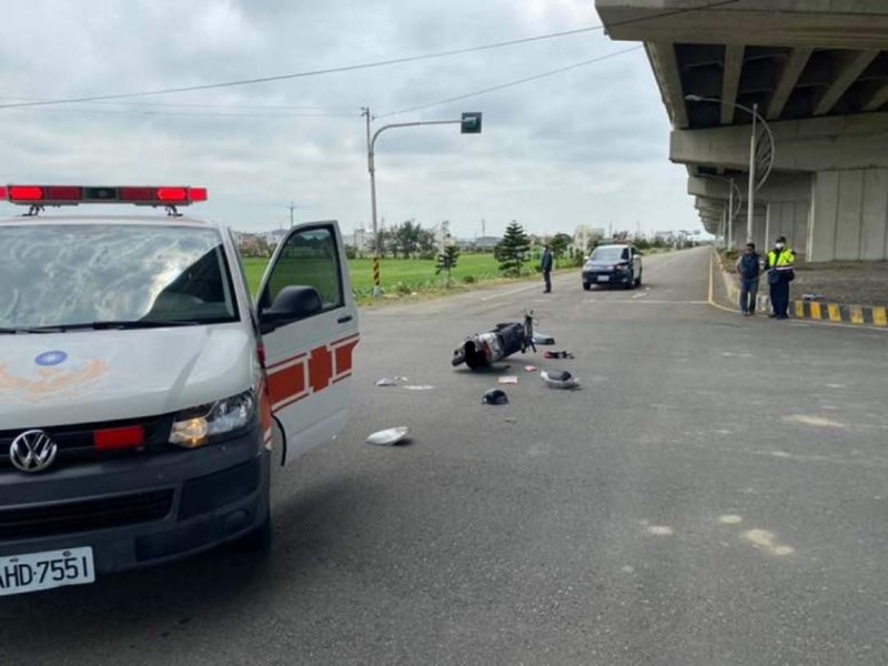 苗栗苑裡西濱橋下車禍，機車被貨車撞慘。（苗栗縣消防局提供）