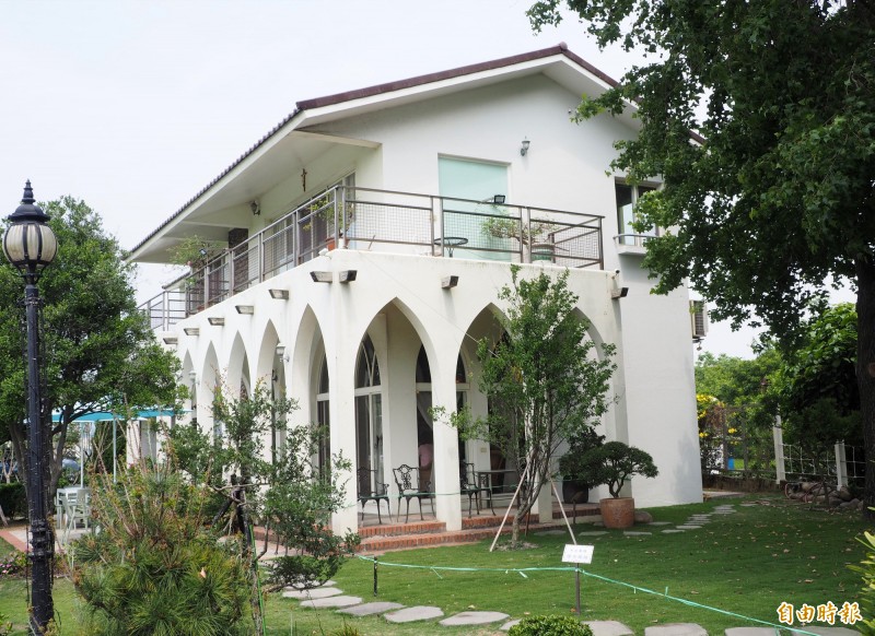 蓋在稻田中央的白色建築和綠色庭園，這家咖啡館贏得最美稻田中咖啡館的稱號，在這波疫情下將在下月初熄燈停業。（記者陳鳳麗攝）