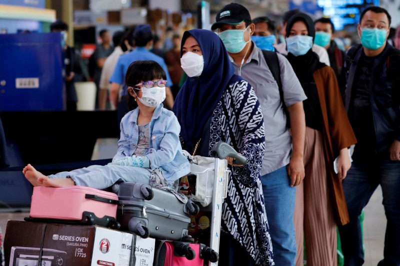 印度交通部官員今（23）日宣布，週五起臨時禁止國內航空和海上客運交通。（路透）