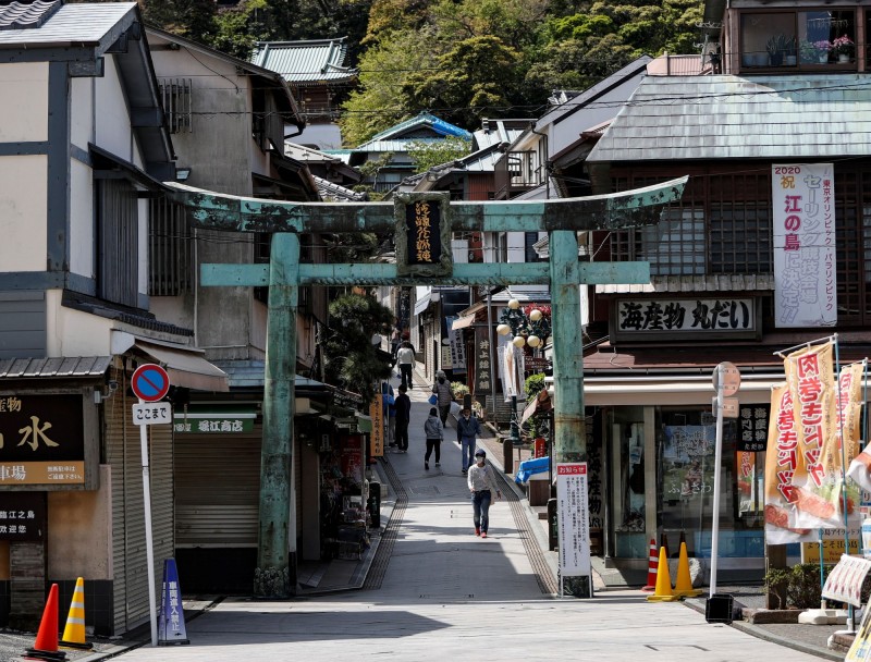 日本黃金週即將來臨，目前看起來冷清的觀光景點，官方憂心會出現人潮，增加感染風險。（路透）