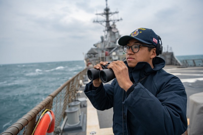 貝瑞號的水手在直升機甲板眺望。（翻攝自美國海軍太平洋艦隊臉書）