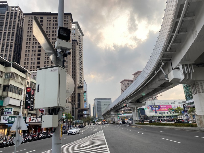 新北市環保局計畫在路口裝設多處噪音車偵攝系統。（新北市環保局提供）