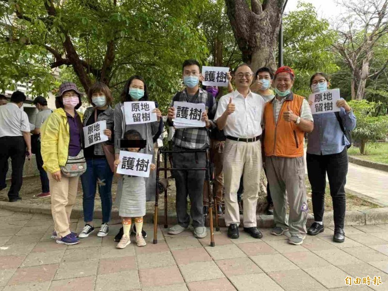 高雄愛樹人團長莊傑任（中）、高雄市議員黃柏霖（白襯衫）帶領居民護樹。（記者黃旭磊攝）