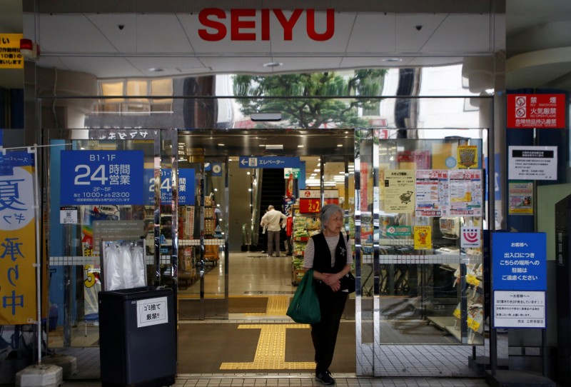 Seiyu（西友）超市為日本平價連鎖超市，主打營業24小時，此次疫情不僅沒有影響，顧客反而增多。（路透）