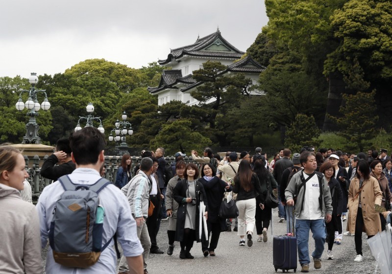 日本東京今日再增161例，累計確診達3733例，為日本確診數最多的地方。對此，東京知事小池百合子將4月25到5月6日日本「黃金週」結束的那天為止，定為共計12天的「宅在家週」，希望民眾減少外出活動。圖為日本去年黃金週旅遊盛況。（歐新社檔案照）