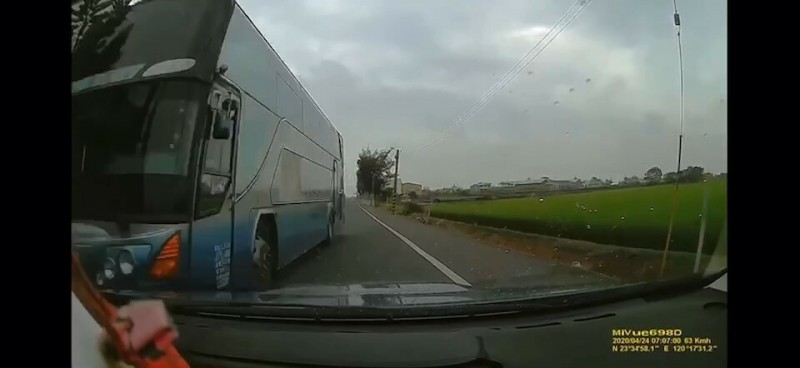 自小客車與疑不當超車的遊覽車僅差一點點就相撞。（民眾提供）