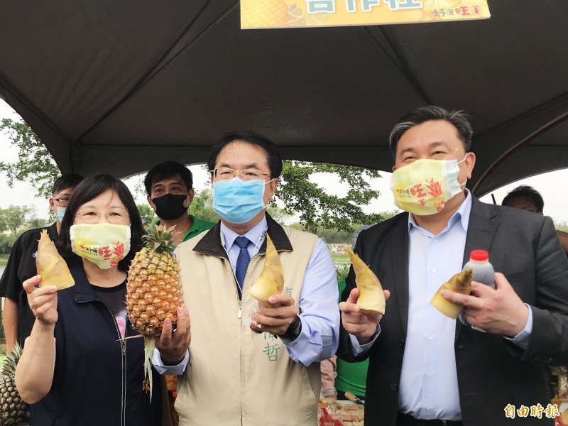 台南鳳梨好筍季昨登場，台南市長黃偉哲（中）歡迎民眾可多多選購，當季新鮮的農特產。（記者萬于甄攝）