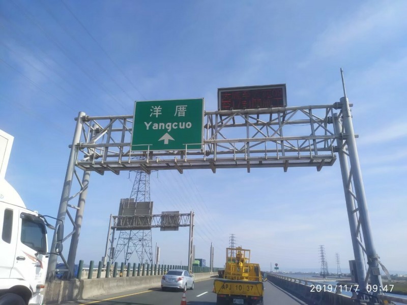 西濱快速道路彰化北上路段上個月才啟動區間測速。（記者劉曉欣翻攝）