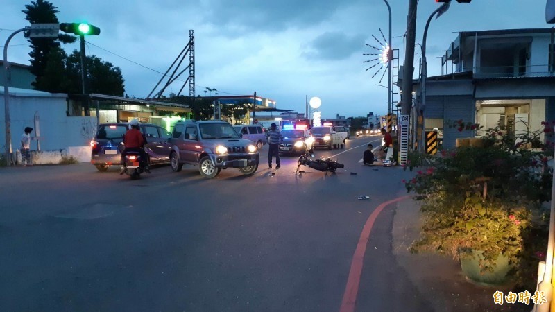 台東市中華路2段與豐谷南路交叉口，晚間發生吉普車與機車相撞事故。（記者黃明堂攝）