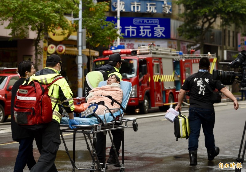 台北林森北路的錢櫃KTV在今天早上驚傳火警，據稱台北馬偕醫院急診室因激增20多名傷者，院方恐會啟動「333」機制，即啟動「大量傷病患」模式。示意圖。（記者羅沛德攝）