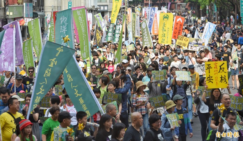 環團強調堅持「非核家園」，除呼籲政府落實發展再生能源、加強現有核電廠安全管制、制定處理核廢料相關法令，也提醒必須加強對民眾的環境教育，迎戰明年「重啟核四」公投案。圖為2019年台北的427廢核遊行。（資料照，記者劉信德攝）