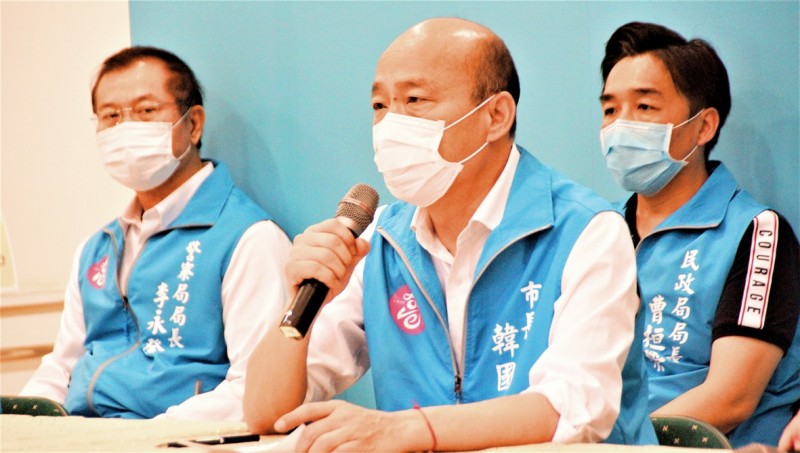 Kaohsiung Mayor Han Kuo-yu, center, speaks at a news conference in the city yesterday flanked by Kaohsiung Police Department Commissioner Lee Yung-kuei, left, and Civil Affairs Bureau Director-General Tsao Huang-jung.
Photo: CNA