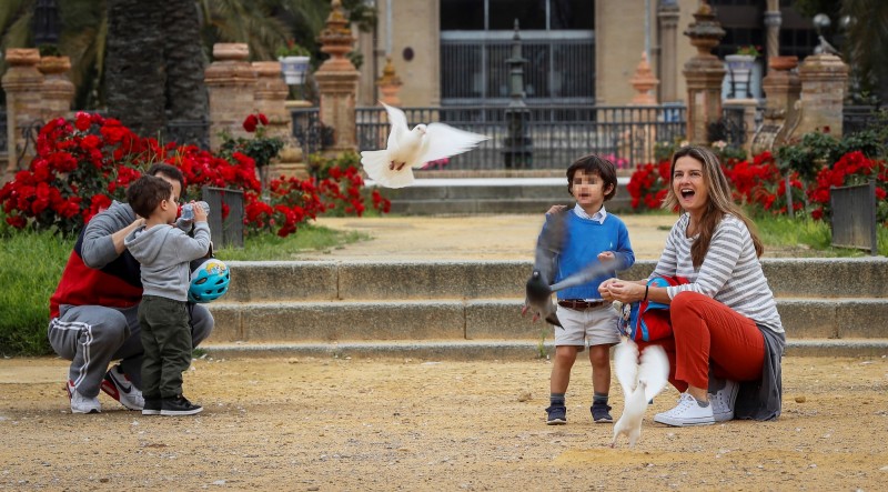 今天西班牙賽維利亞（Seville）的公園可見家長帶著小孩玩耍。（歐新社）