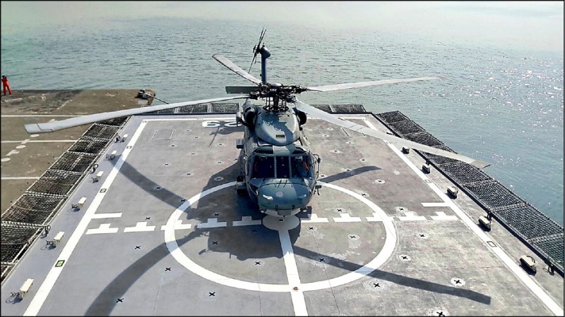 海巡署艦隊分署高雄艦去年11月與海軍S-70C反潛直升機搭配，於左營軍港碼頭完成首次直升機落艦任務。（取自海巡署網站）