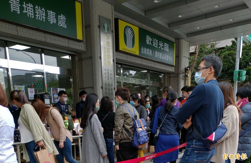 桃園機場免稅店業者今、明兩天與大園區農會合作，在青埔辦事處舉辦特賣會，今天現場吸引大批民眾前往，業者也派員在現場管制，提醒民眾要保持社交距離。（記者鄭淑婷攝）