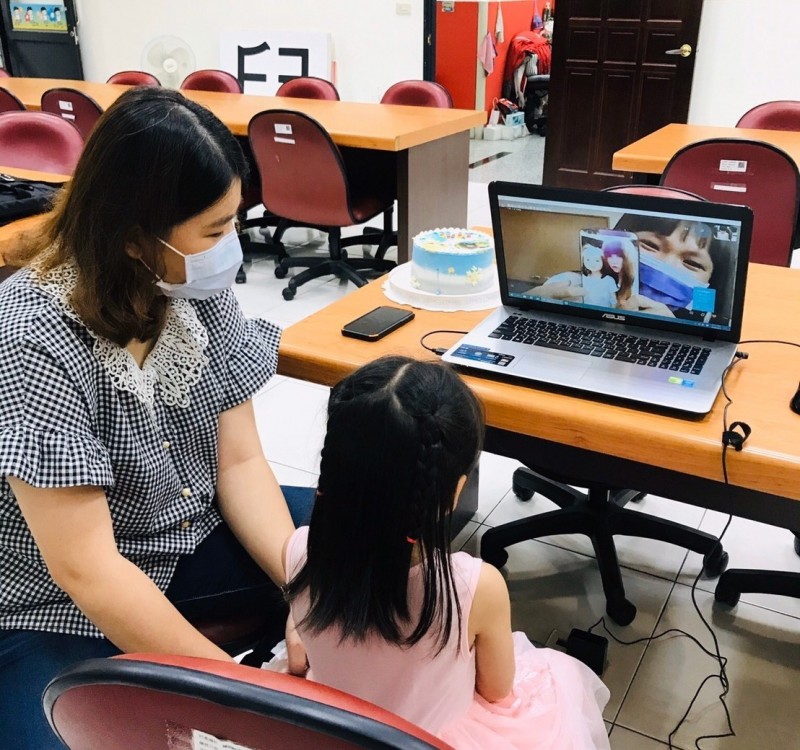 寄養童透過視訊和家人會面。（圖由屏東家扶中心提供）