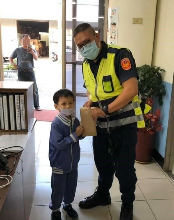 男童送口罩給警察。（記者洪定宏翻攝）