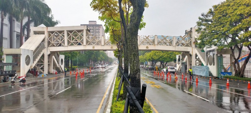 土城清水陸橋已完成陸橋頂板拆除。（新北市工務局提供）