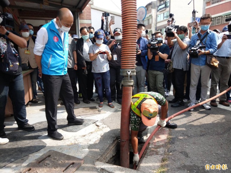 韓國瑜今天巡查三民區鼎西里登革熱防疫，還查看陽性側溝溝壁蟲卵清除作業。（記者方志賢攝）