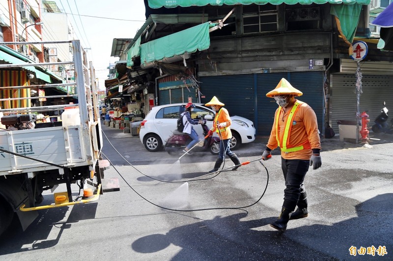 嘉市環保局防疫消毒大隊針對東市場加強環境消毒，迎接五一勞動節連假。（記者丁偉杰攝）