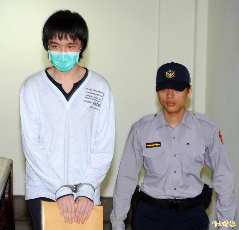 黃琪（左1）冒充香港首富李嘉誠秘書欲詐騙口罩，今被法院裁定羈押禁見。（資料照）