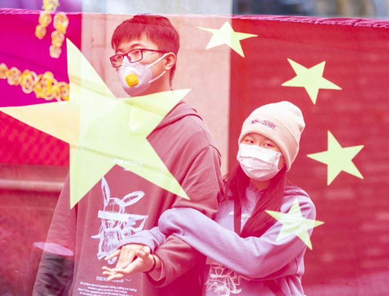 中國打壓再出新招，傳要求台港藝人「表態愛國」、保證「政治正確」10年，否則將不予採用。圖為中國國旗及民眾。（歐新社）