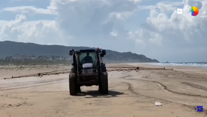 西班牙沿海渡假勝地的當地政府，日前竟在海灘噴灑漂白水，引發環保人士砲轟。（圖擷取自AGENCIA EFE影片）