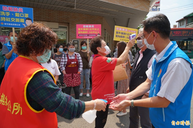 五一勞動節連假，適逢好天氣，在新竹縣長楊文科的指示下，北埔、內灣、湖口等老街及竹北光明美食商圈，以及六福村、小叮噹將加強人潮管制防疫措施。（記者廖雪茹攝）