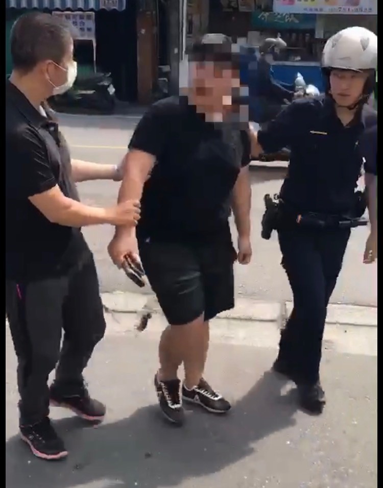 警方逮捕謝姓主嫌（中），正偵訊釐清案情。（記者洪臣宏翻攝）