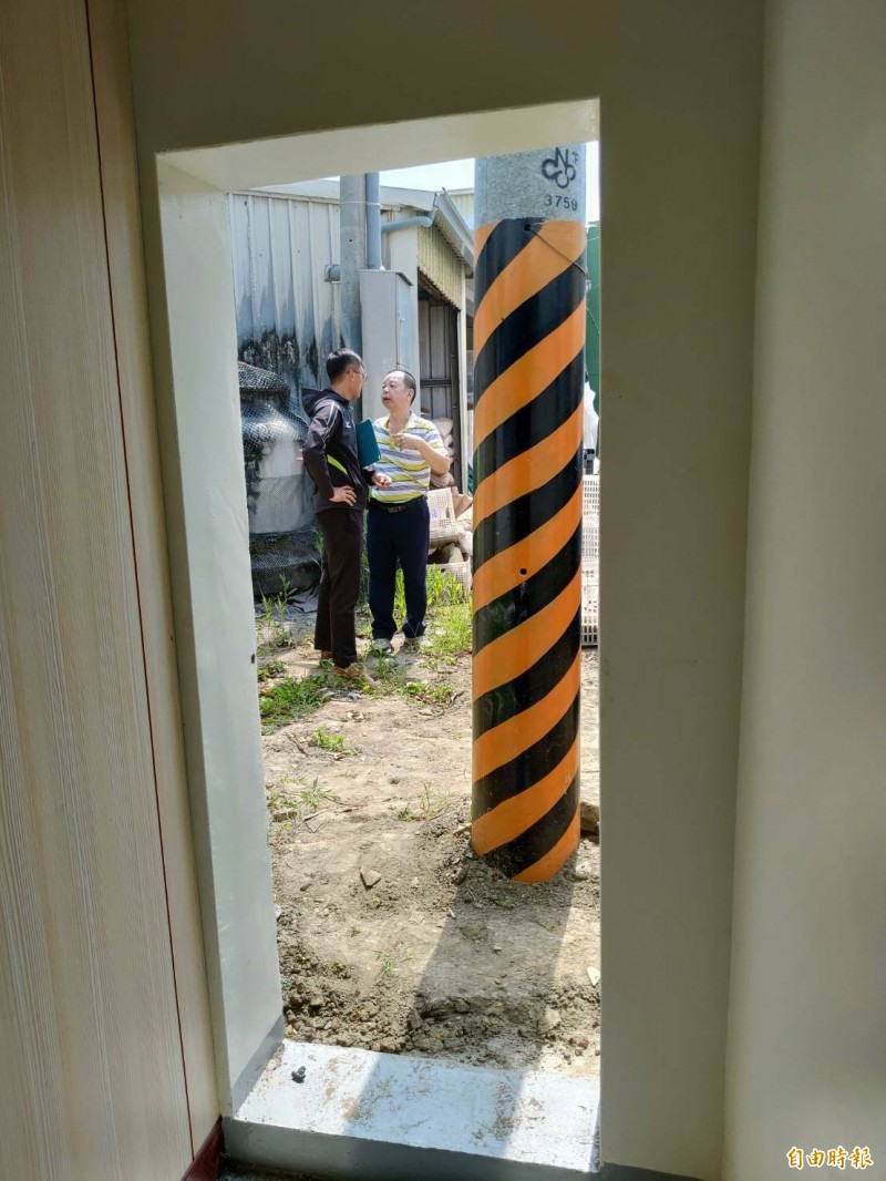 誇張了 屋主返鄉準備定居赫見電線桿長在家門口 生活 自由時報電子報